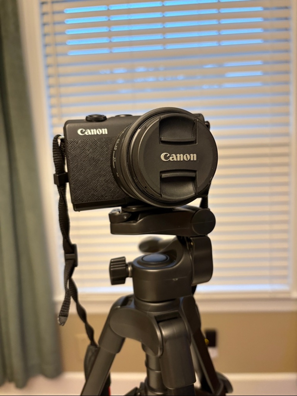 Canon EOS M200 Mirrorless Camera Bundle W/ Lens, Tripod, Extra Battery + Case - Picture 2 of 14